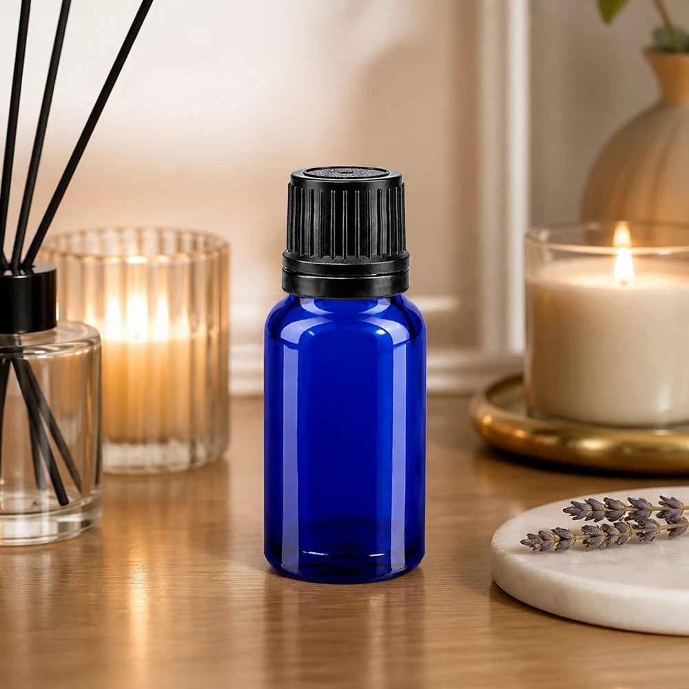 Apothekenflasche blau 10ml Tropfverschluss Giessring 1mm schwarz Originalitätsverschluss Blaue Glasflasche 10ml mit 1mm Tropfeinsatz und OV-Verschluss neben Lavendel und Kerzen