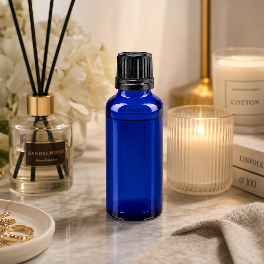 Apothekenflasche blau 30ml Schraubverschluss schwarz Giessring Originalitätsverschluss Kobaltblaue Apothekerflasche 30ml mit OV-Verschluss in elegantem Wohnambiente mit Kerzen