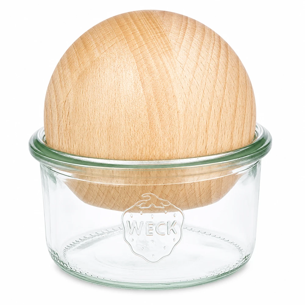 WECK Sturzglas 165ml RR80 mit Buchenkugel Holzdeckel aus Naturholz auf weißem Hintergrund