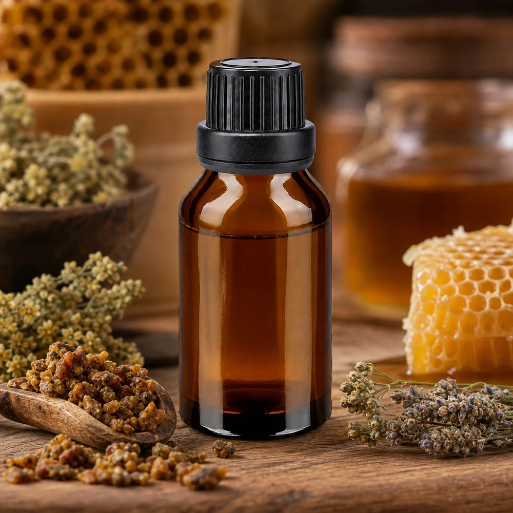 Zylindrische Braunglas Flasche 15ml schwarzer Schraubverschluss umgeben von Bienenprodukten