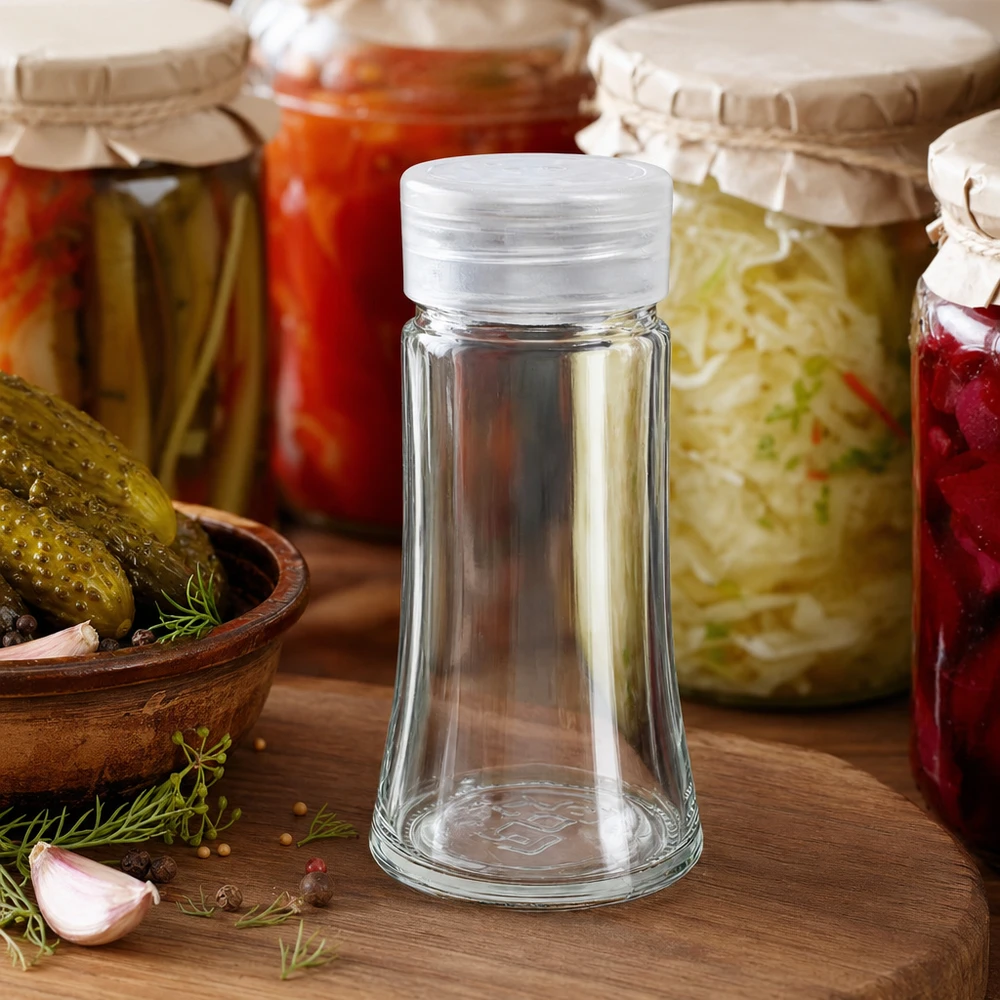 Salz-/Gewürzglas 95ml mit Streuer weiss Mundgeblasenes Streuglas 95ml aus klarem Glas mit Knoblauch und Dill auf rustikalem Holz