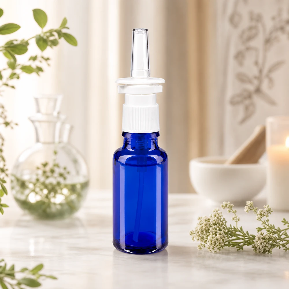 Kompakte Nasensprayflasche 20ml aus UV-Schutzglas in Kobaltblau mit weißem Zerstäuberkopf