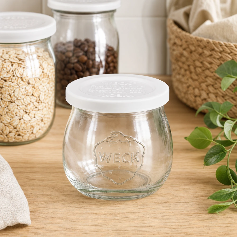 WECK Tulpenglas 75ml RR40 leer in Küche mit Vorratsgläsern Haferflocken Kaffeebohnen und Weidenkorb Dekoration