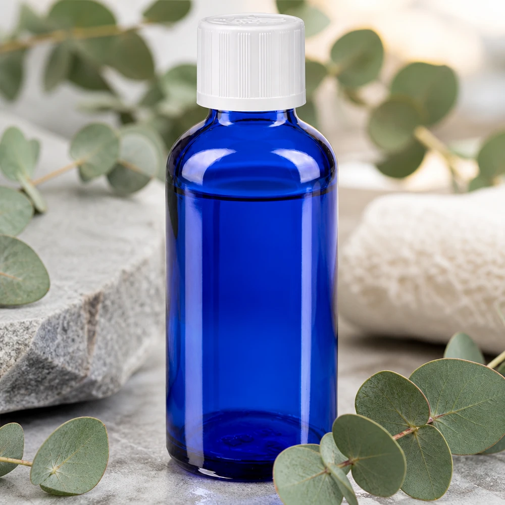 Apothekenflasche blau 50ml Tropfverschluss weiß Kindersicherung Standard 50ml blaues Apoglas mit Kindersicherheitsverschluss und Eukalyptus im Wellness-Ambiente