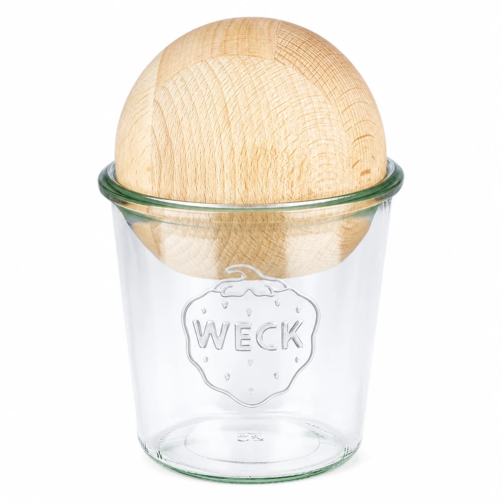 WECK Sturzglas 580ml RR100 mit Holzkugel aus Buche als Deckel auf weißem Hintergrund