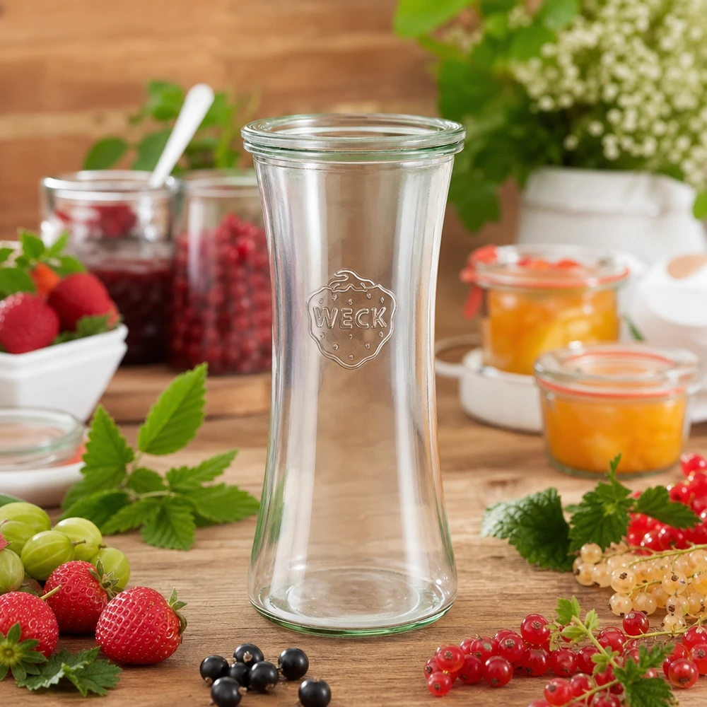 700ml Delikatessenglas mit Glasdeckel WECK RR80 WECK 700ml Delikatessenglas RR80 mit frischen Beeren und Marmeladen auf Holztisch - Einmachglas für Konfitüren
