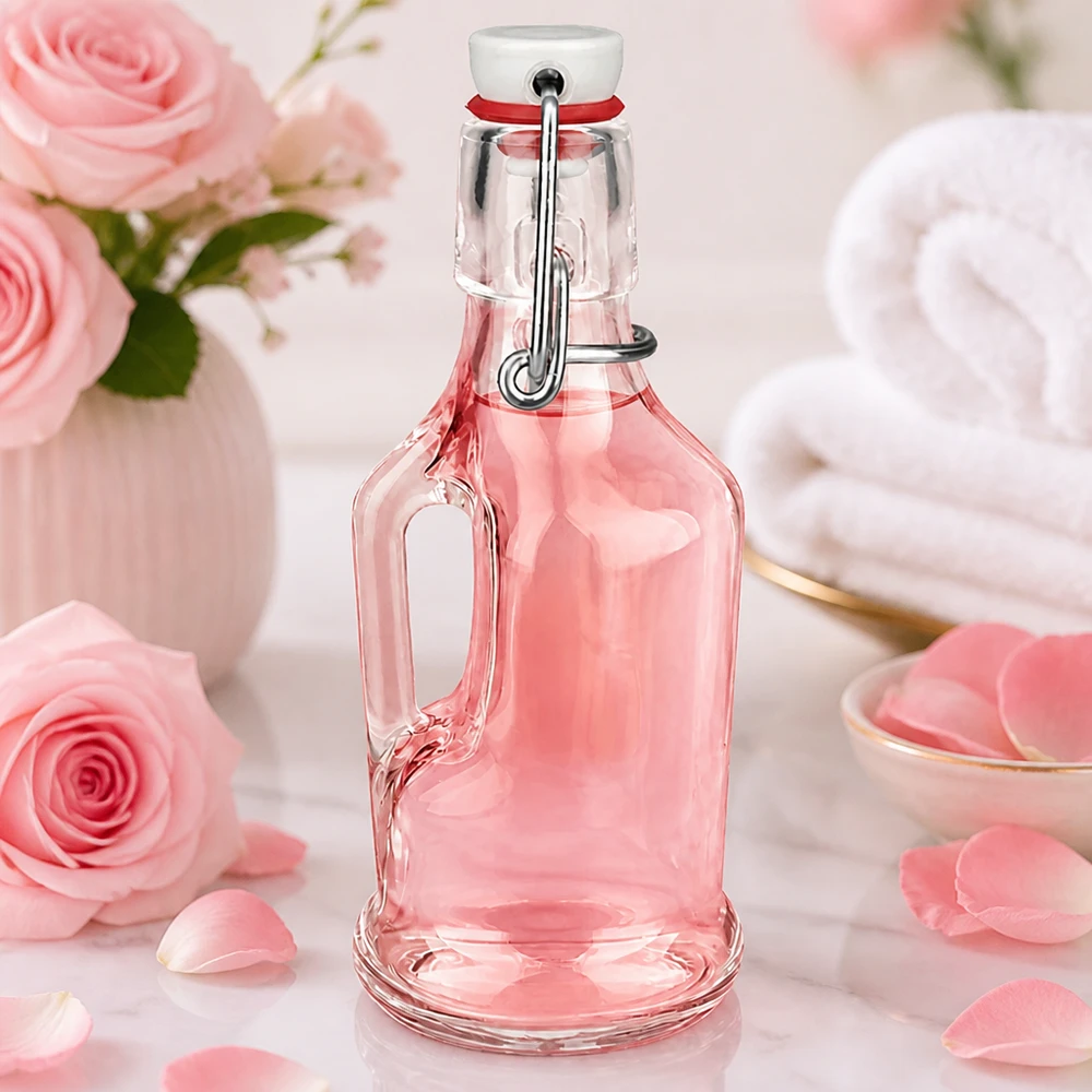 200ml Glasflasche Bertha rosa getönt in romantischer Dekoration mit Rosen und Blütenblättern, UNiTWIST Verschluss