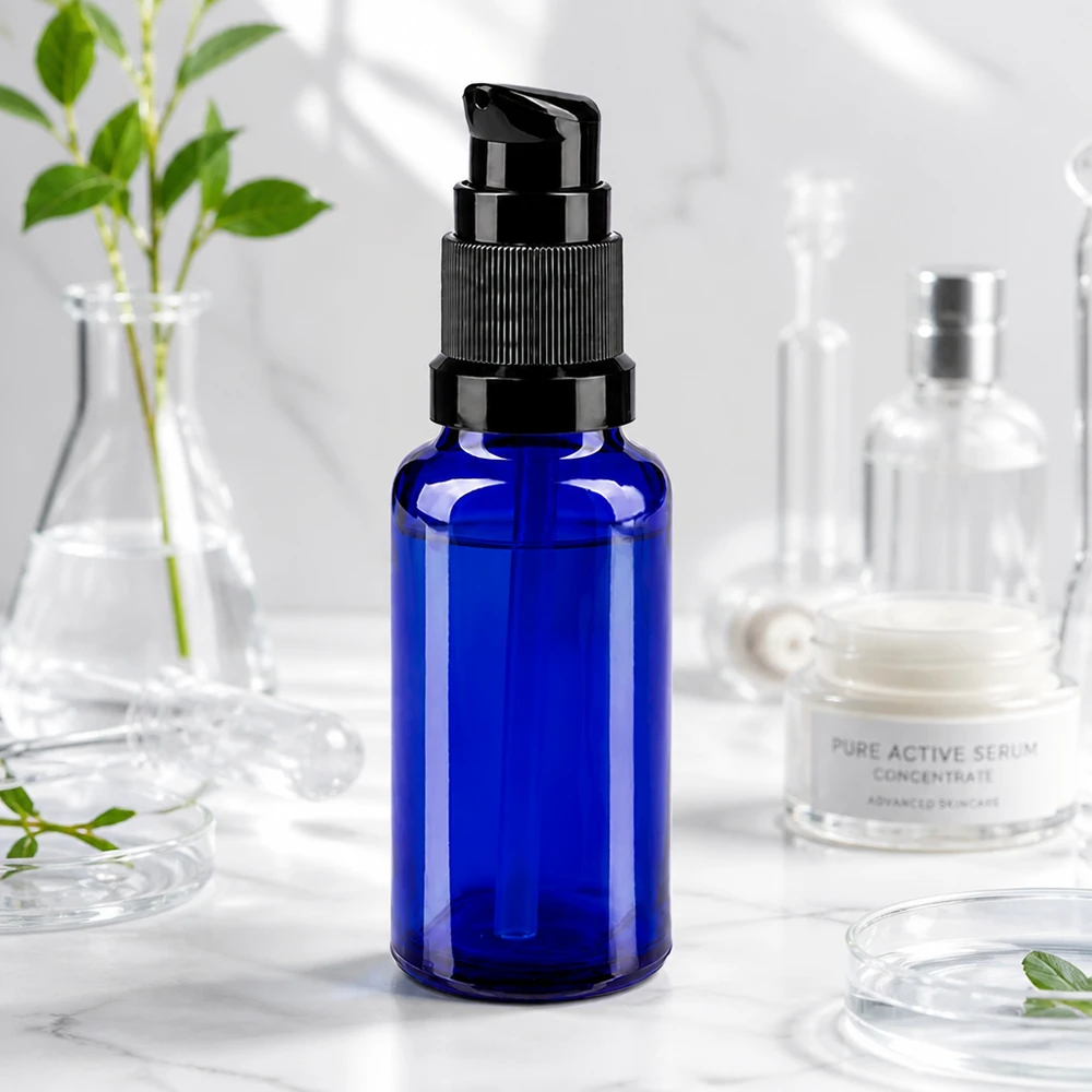 Kobaltblaue Glasflasche 20ml mit Dosierpumpe schwarz für Kosmetikserum in Laborumgebung