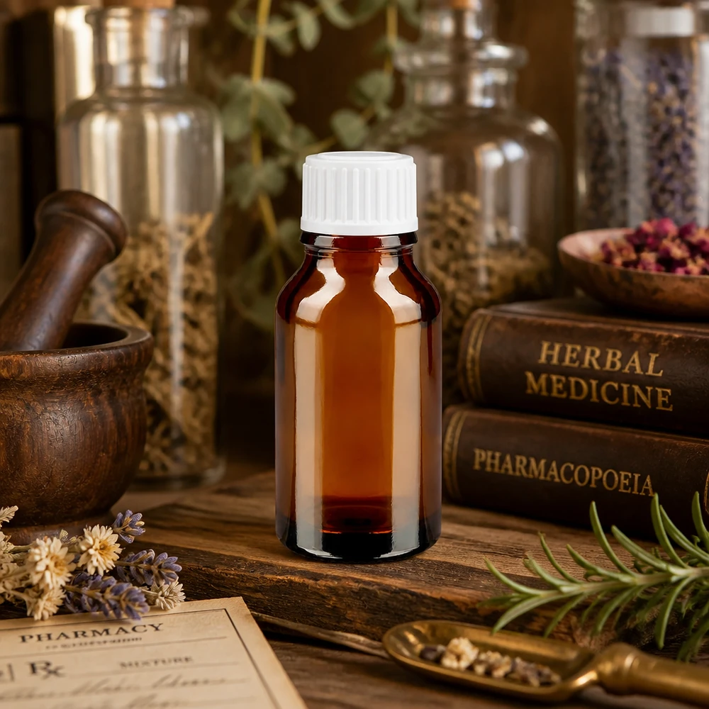 Apothekerflasche Braunglas 15ml Tropfer 0.8mm auf rustikalem Holztisch mit Heilpflanzen