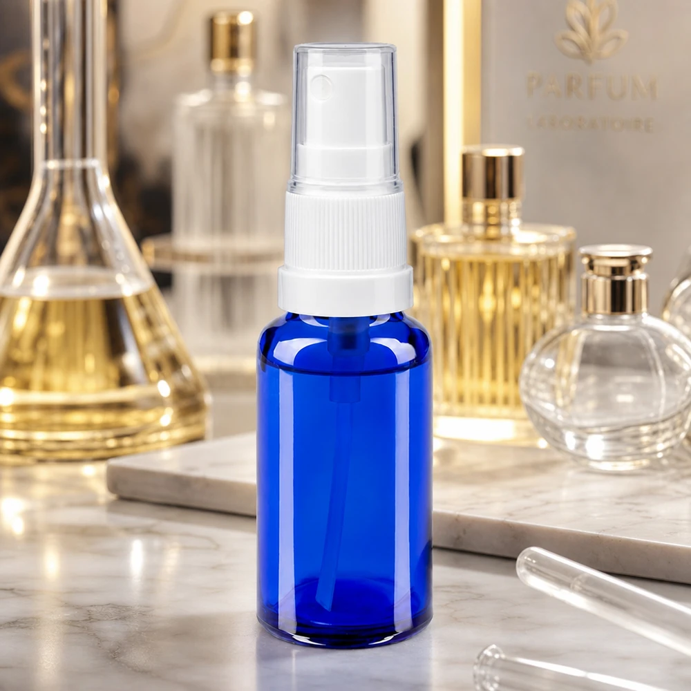 Apothekenflasche blau 20ml Sprayaufsatz weiß Kobaltblaue 20ml Glasflasche mit transparenter Schutzkappe im Parfümerie-Setting