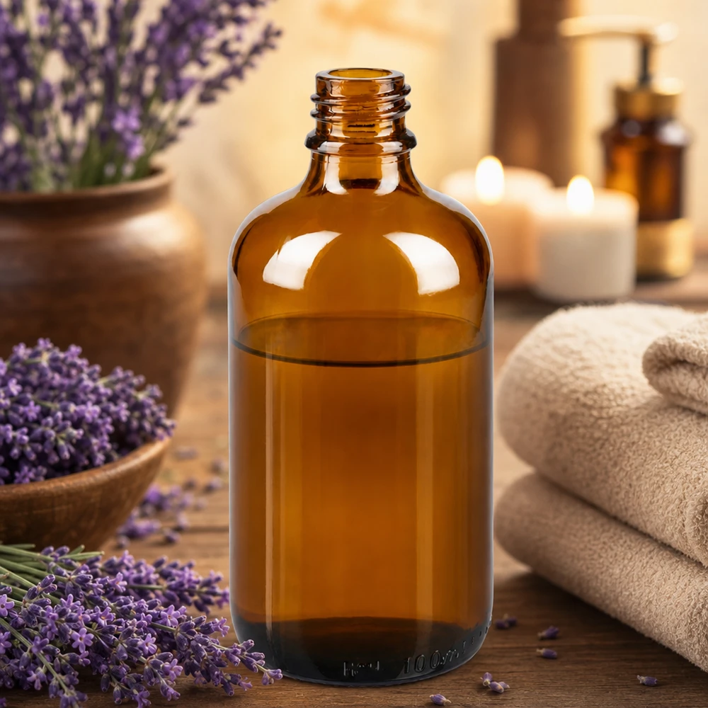 100ml braune Glasflasche ApoGlas mit Lavendel und Handtüchern in entspannender Spa-Atmosphäre