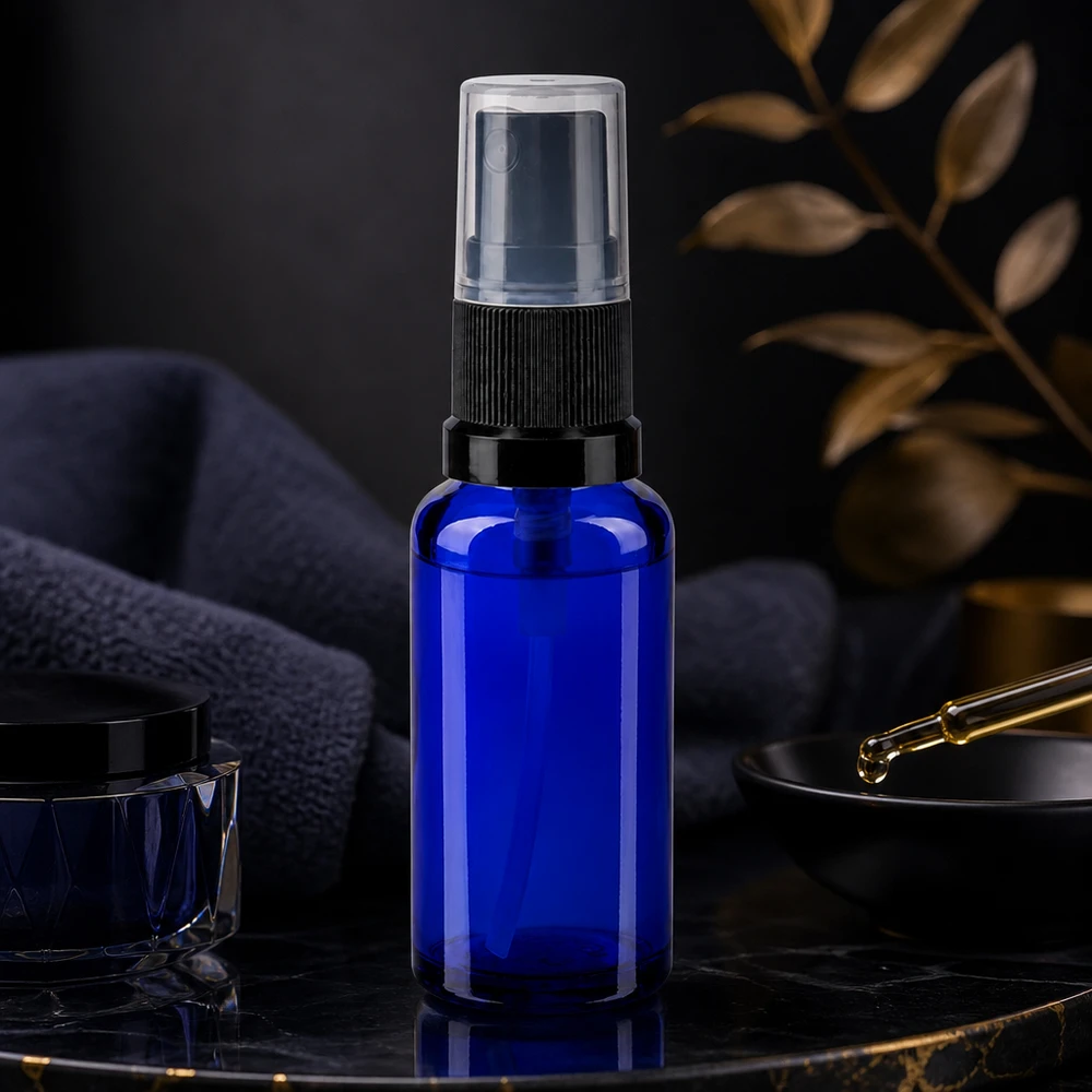 Apothekenflasche blau 30ml Sprayaufsatz schwarz Blaue Glassprayflasche 30ml mit schwarzem Schraubgewinde und transparenter Kappe für Kosmetikprodukte