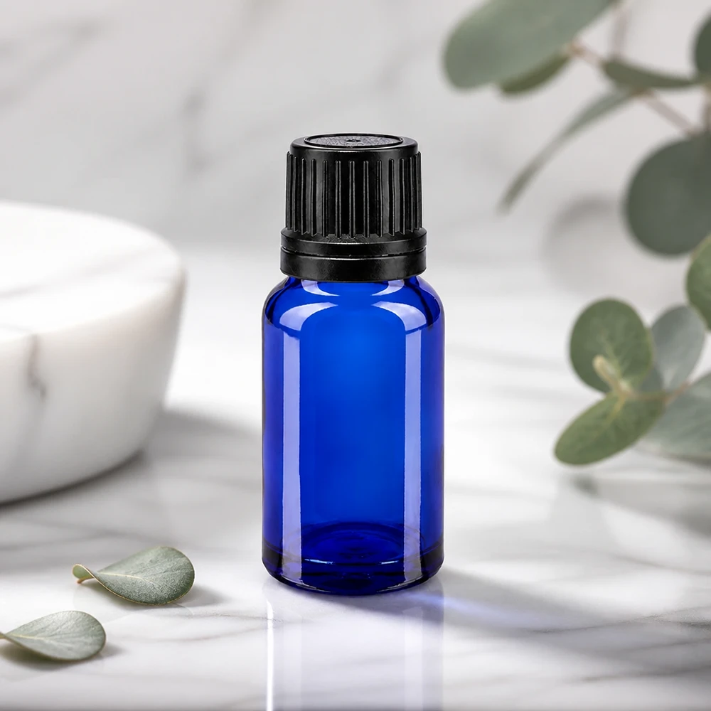 Apothekenflasche blau 10ml Schraubverschluss schwarz Giessring Originalitätsverschluss Blaue 8mm Enghals-Glasflasche mit schwarzem OV-Deckel auf weißem Marmorgrund