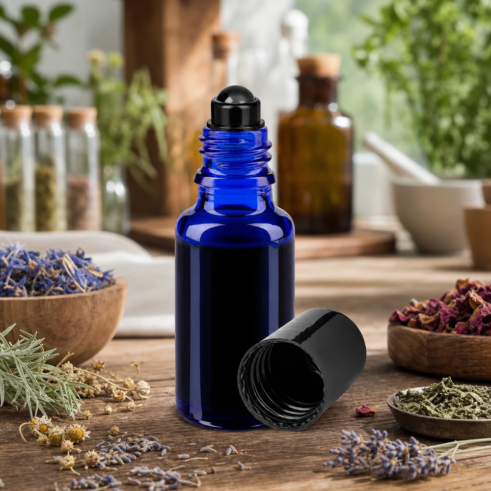 Apothekenflasche blau 20ml Roll-On Verschluss schwarz Roll-On Flasche 20ml Kobaltblau mit geöffnetem schwarzen Schraubdeckel auf Holzuntergrund