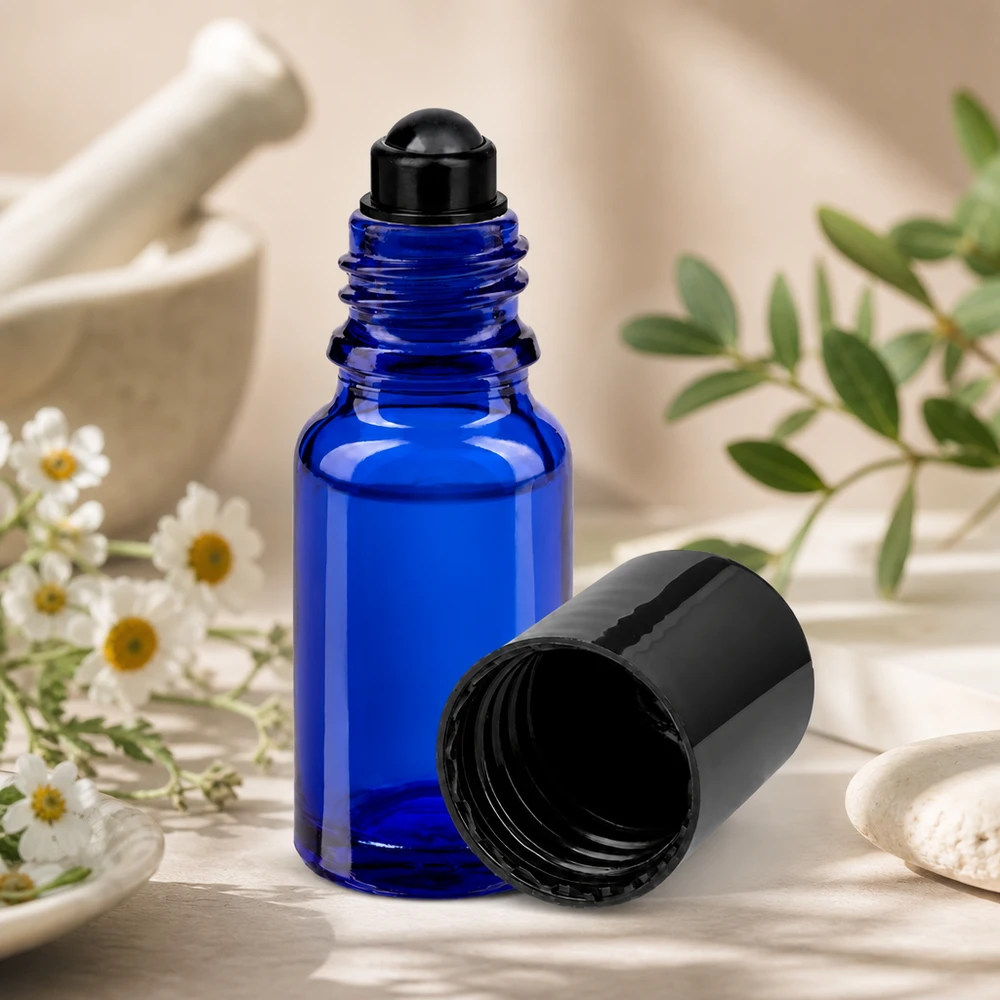 Apothekenflasche blau 10ml Roll-On Verschluss schwarz Kobaltblaue Apothekerglas Roll-On Flasche 10ml mit geöffnetem schwarzen Schraubverschluss auf hellem Untergrund