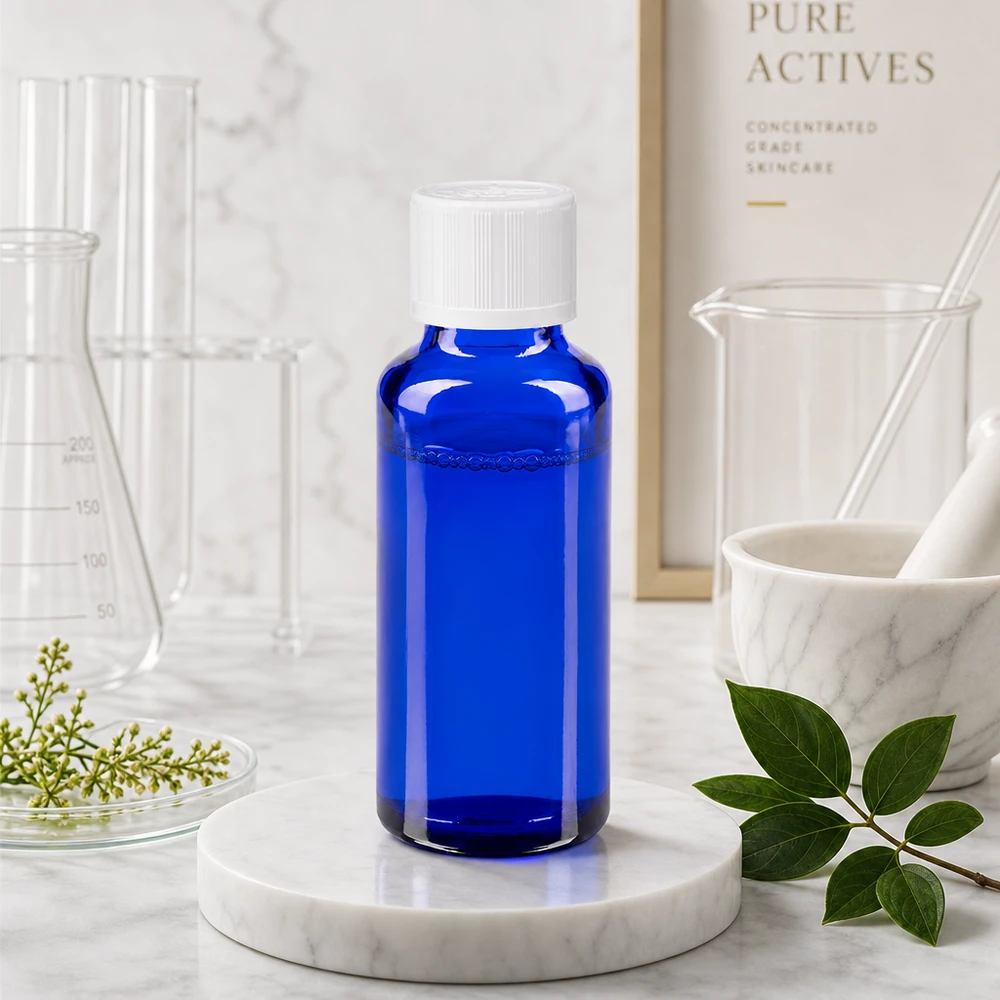 Konzentriertes Skincare-Serum in kobaltblauer 30ml Apothekerflasche mit Präzisionstropfer für Kosmetikanwendungen