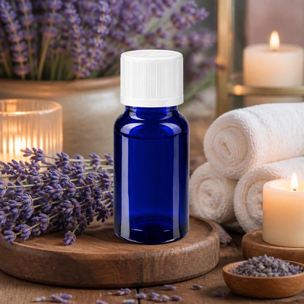 Kleine blaue Apothekerflasche 10ml mit Schraubverschluss in entspannender Spa-Umgebung
