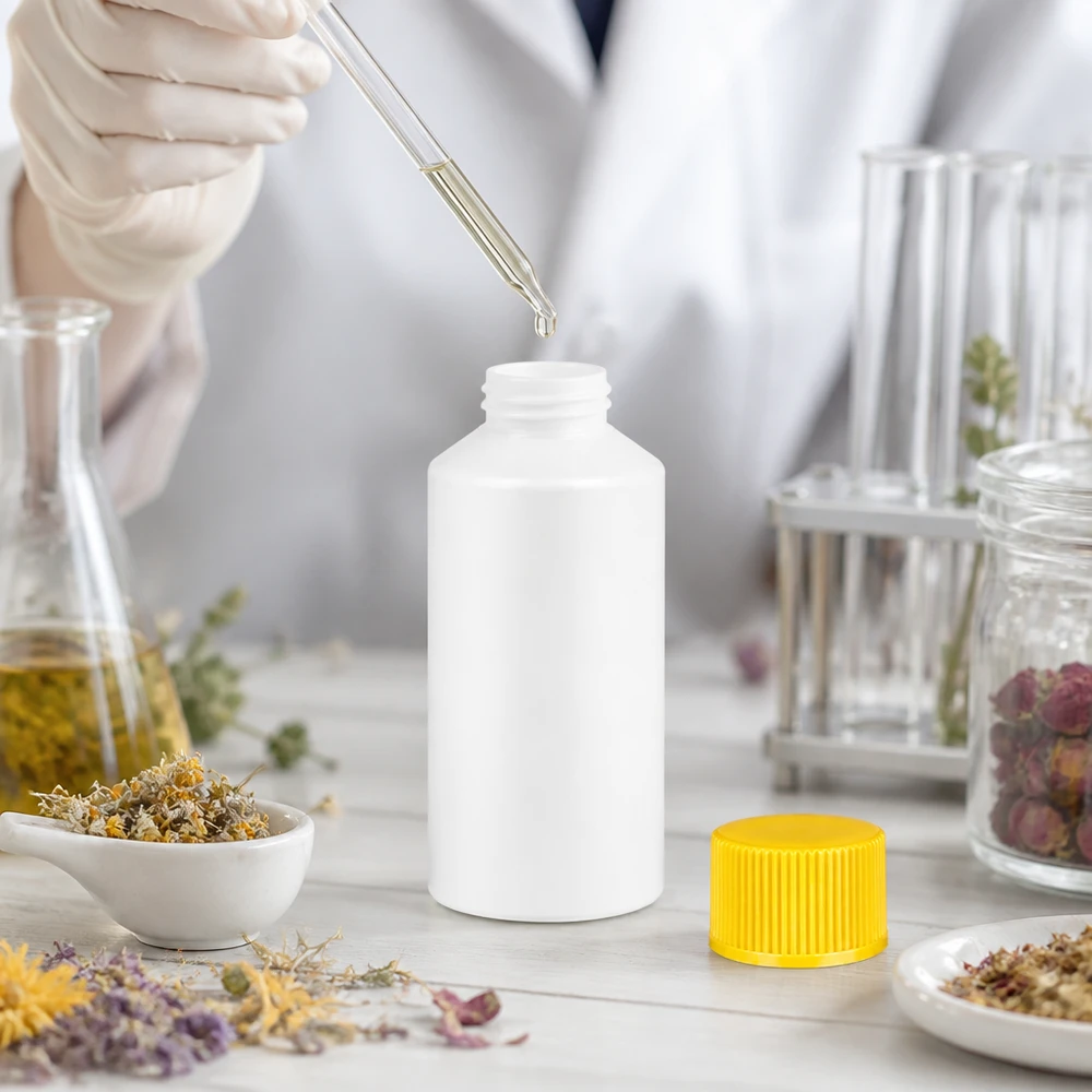 Apothekenflasche HDPE 50ml weiß, mit gelbem Schraubverschluss Weiße HDPE Apothekenflasche 50ml mit gelbem SV umgeben von Kamillenblüten und Laborausstattung