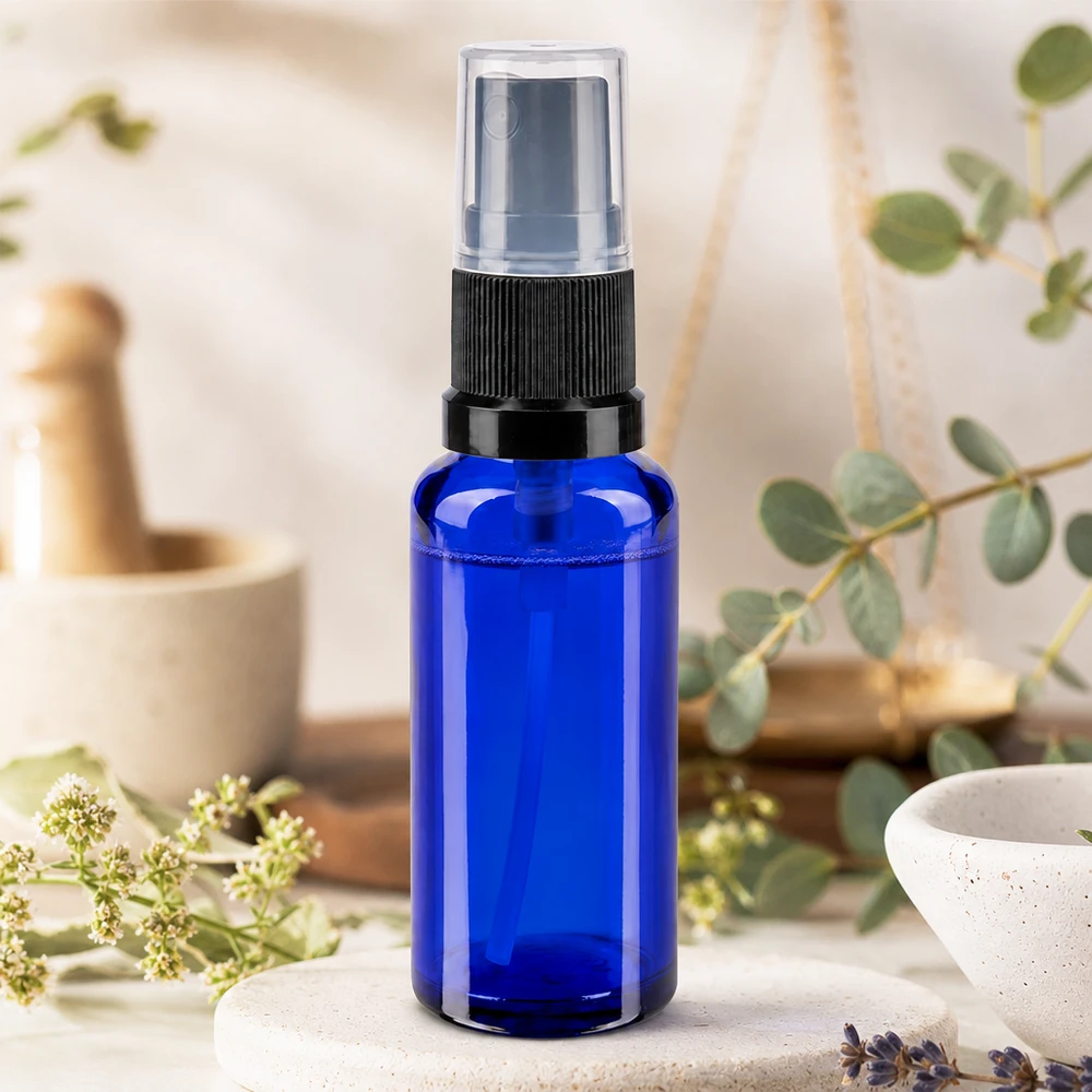 Apothekenflasche blau 30ml Sprayaufsatz schwarz Kompakte blaue Glasflasche 30ml mit Feinstsprüher und transparenter Kappe für ätherische Öle