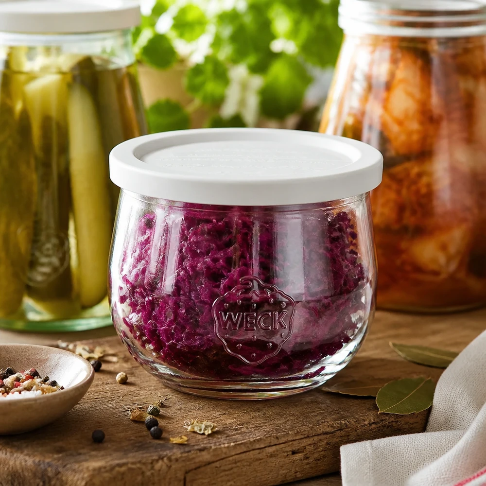 580ml Tulpenglas mit Frischedeckel WECK RR100 WECK Tulpenglas 580ml RR100 mit eingelegtem Rotkohl und Gewürzen für Fermentation und Einkochen in der Küche