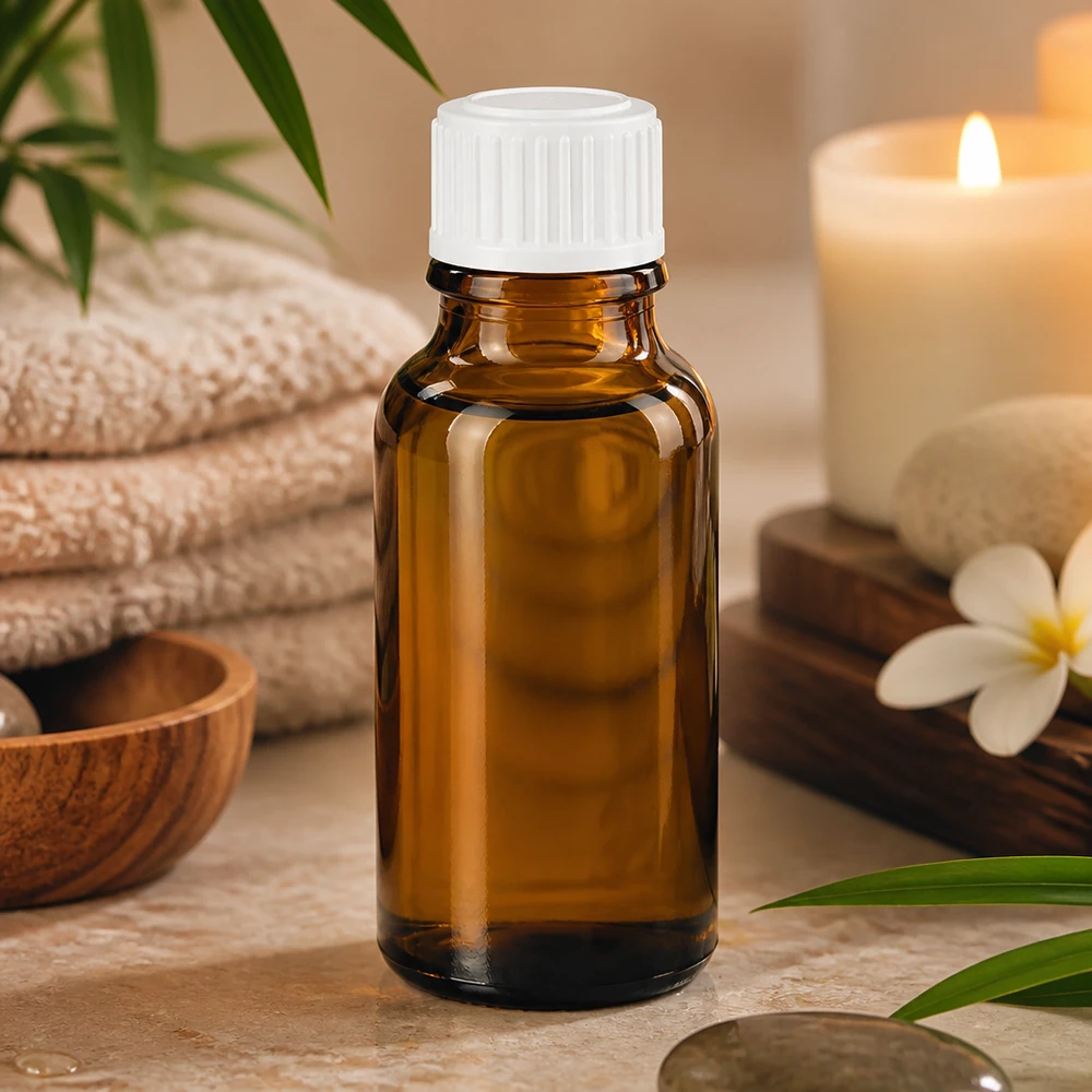 Amberfarbene Glasflasche 20ml SV STD weiß 11mm im Spa-Setting mit Handtüchern und Wellness-Steinen