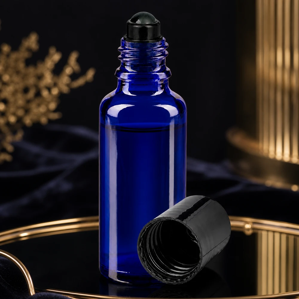 Zylindrische Apothekerglas Flasche in Kobaltblau mit schwarzer Rollkugel 30ml Füllvolumen