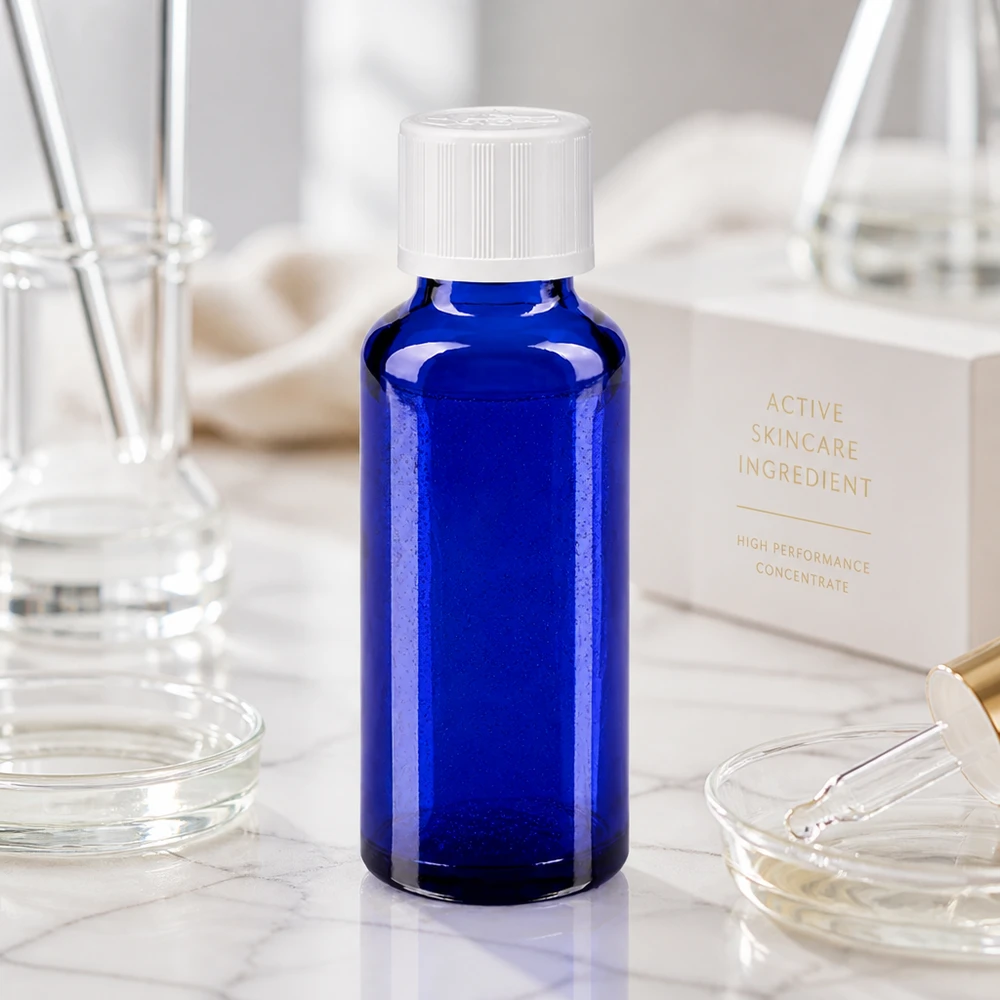 Apothekenflasche blau 30ml Schraubverschluss weiß Kindersicherung Standard Blaue Glasflasche 30ml mit KiSi-Verschluss weiß zwischen Laborgläsern auf Marmoroberfläche