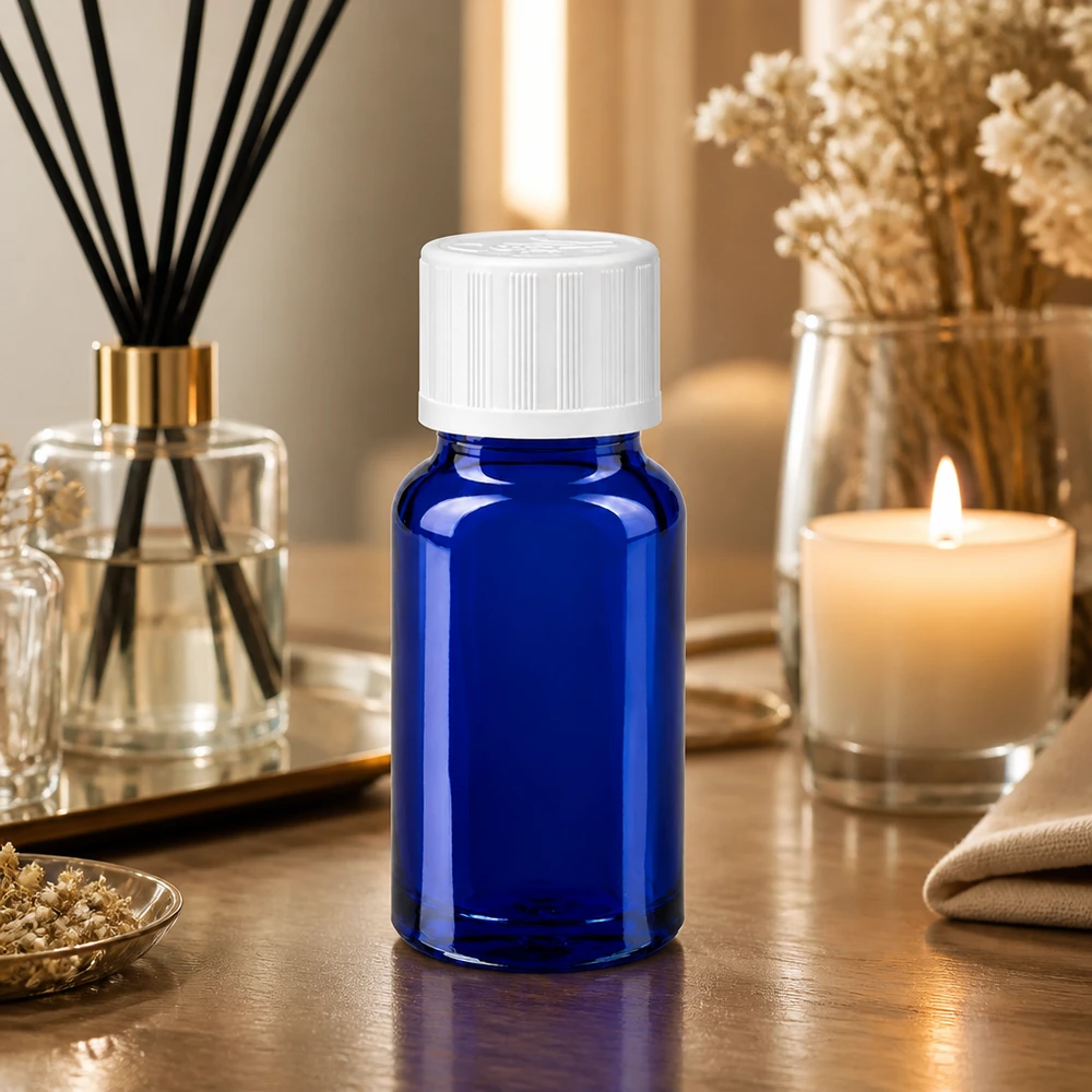 Kobaltblaue Apothekerflasche 10ml mit kindersicherem Weißverschluss in entspannter Wellness-Atmosphäre