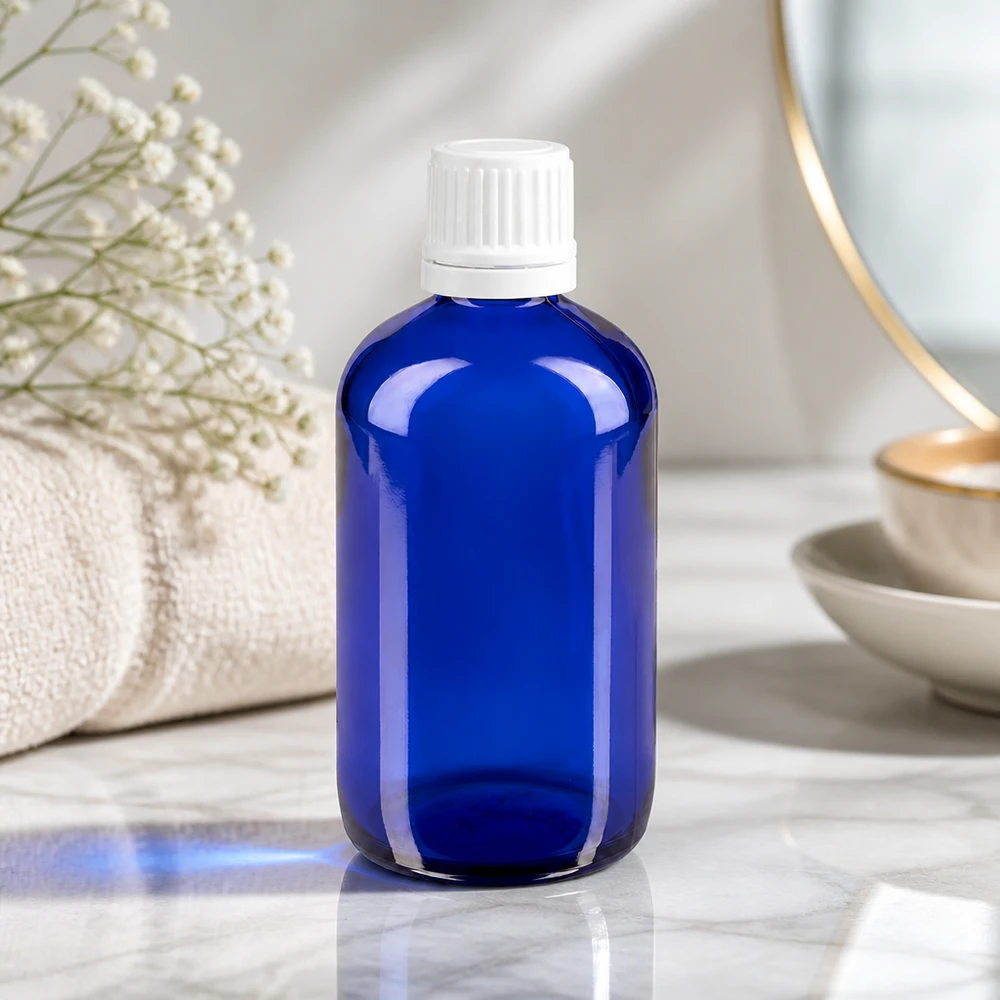Kobaltblaue Apothekerflasche 100ml mit kindersicherem Weißdeckel in elegantem Badezimmer-Setting