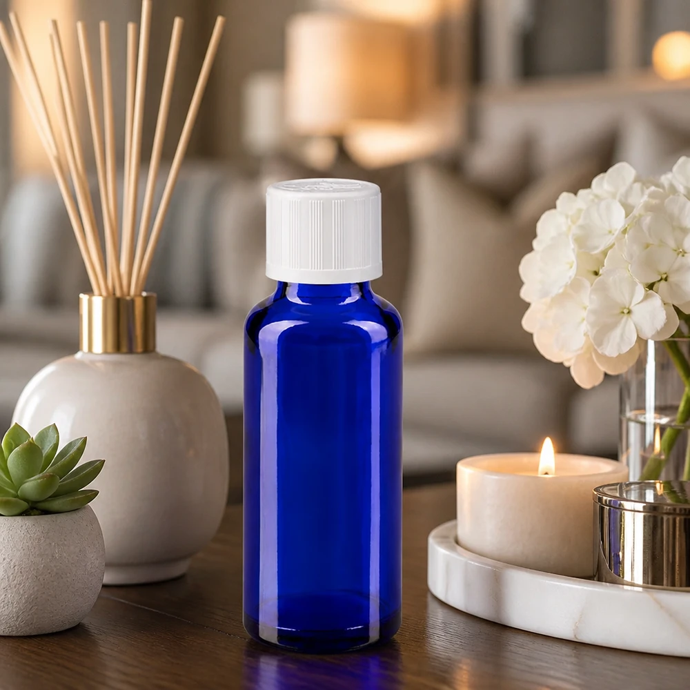 Apothekenflasche blau 30ml Schraubverschluss weiß Kindersicherung Standard 30ml Apothekerflasche in Blau mit kindersicherem Weißdeckel neben Raumduft-Stäbchen