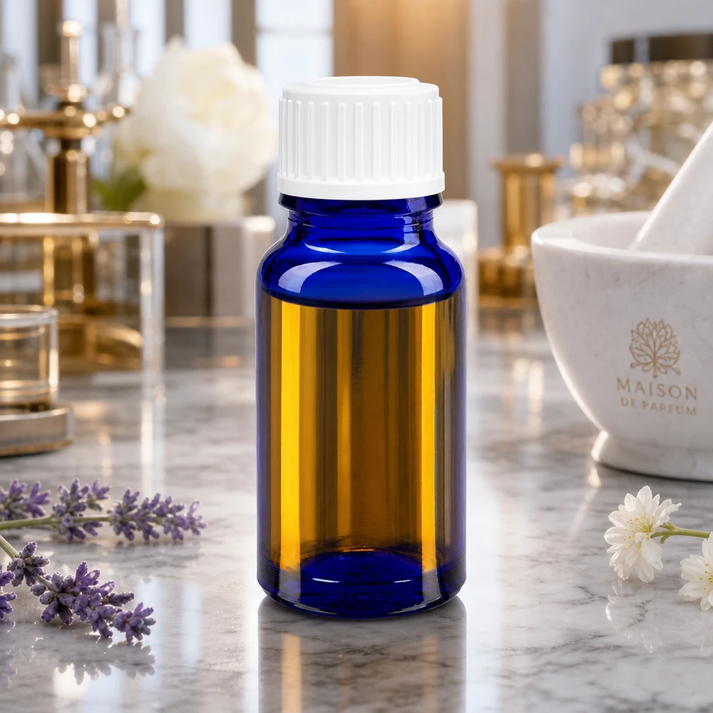Kobaltblaues 10ml Apothekerglas mit weißem 11mm Schraubdeckel in elegantem Parfumlabor