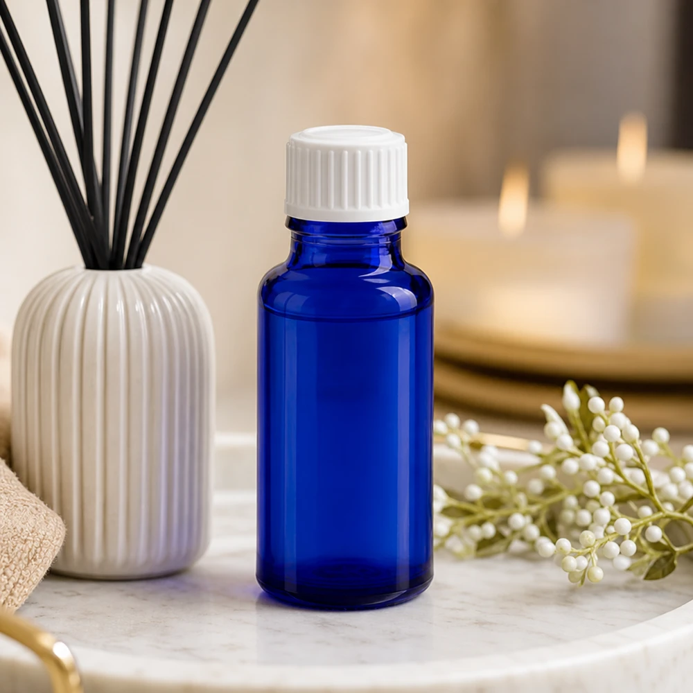 Apothekenflasche blau 20ml Schraubverschluss weiß Standard Kobaltblaue Glasflasche 20ml für ätherische Öle neben Reed Diffuser und Kerzen