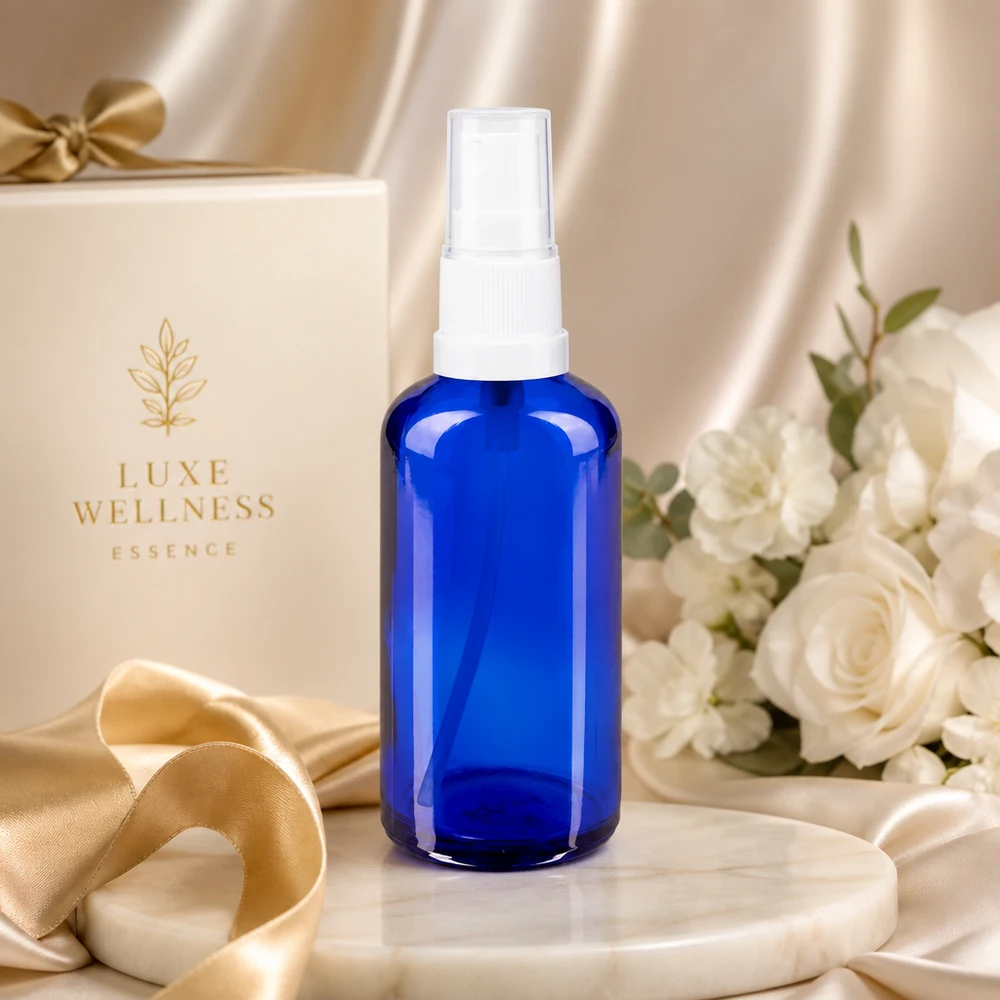 Apothekenflasche blau 50ml Sprayaufsatz weiß 50ml blaue Apothekersprayflasche auf Marmorablage mit cremefarbenen Rosen und Goldband