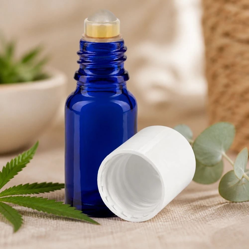 Geöffnete kobaltblaue Apothekerglas Roll-On Flasche 10ml mit abgenommenem weißen Schraubverschluss