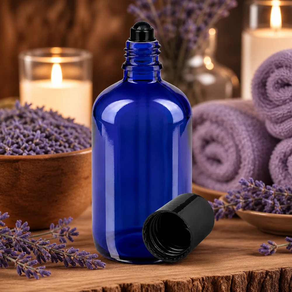 100ml ApoGlas Roll-On Flasche in Kobaltblau mit schwarzem Deckel im Spa-Ambiente