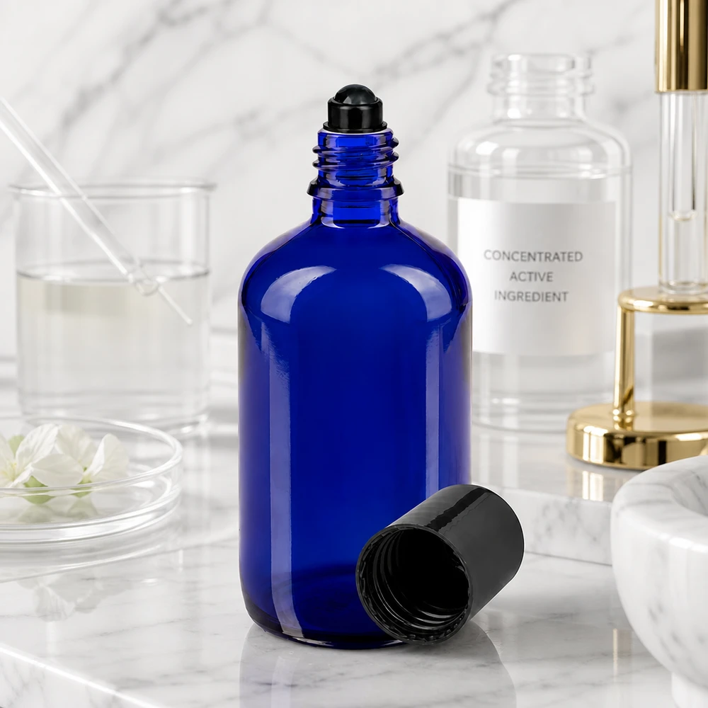 Blaues 100ml Apothekerglas mit Roll-On Verschluss neben konzentriertem Wirkstoff auf Marmor