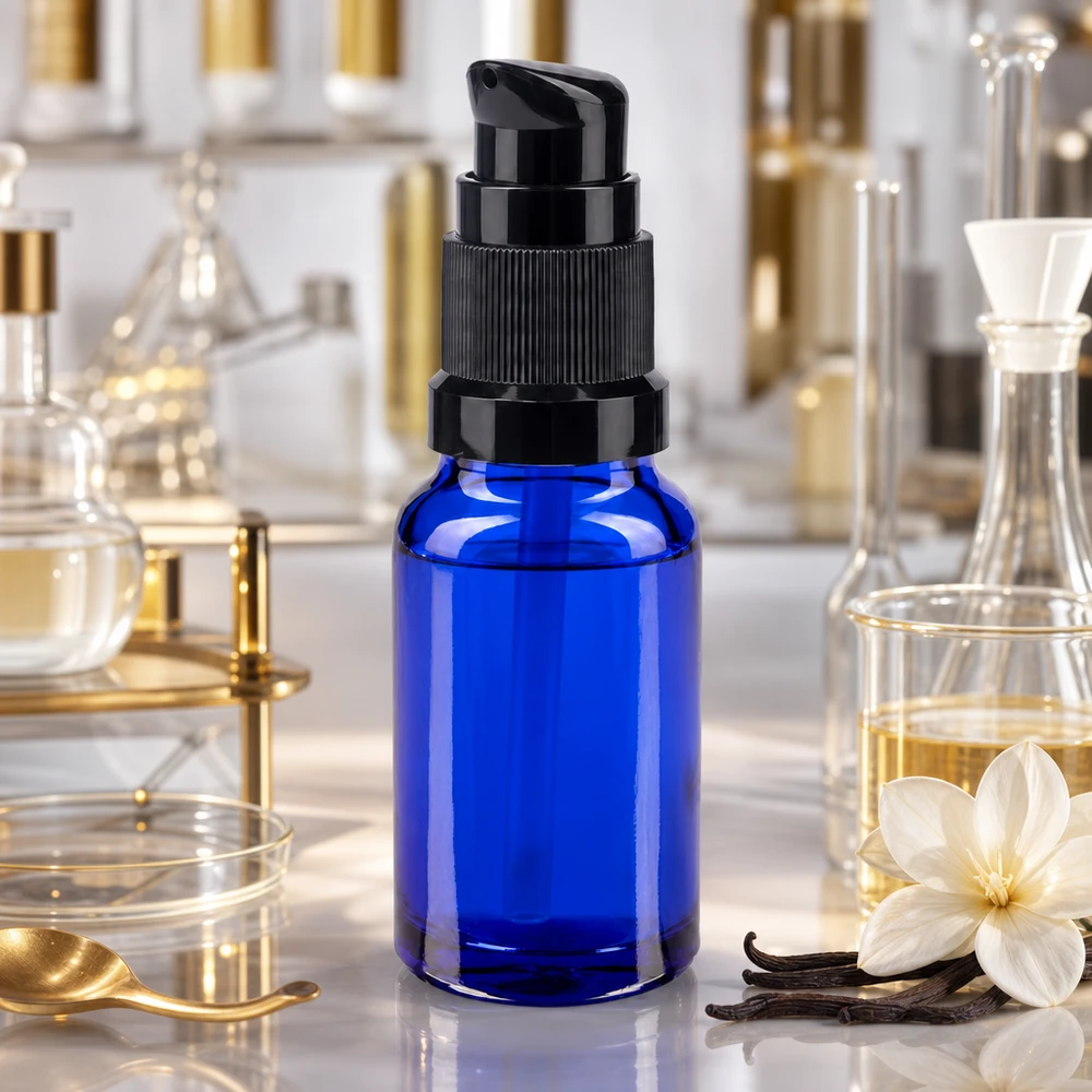 Apothekenflasche blau 10ml PumpVerschluss schwarz Standard Kobaltblaue 10ml STD Pumpflasche mit schwarzem Verschluss neben Vanille und Laborgeräten