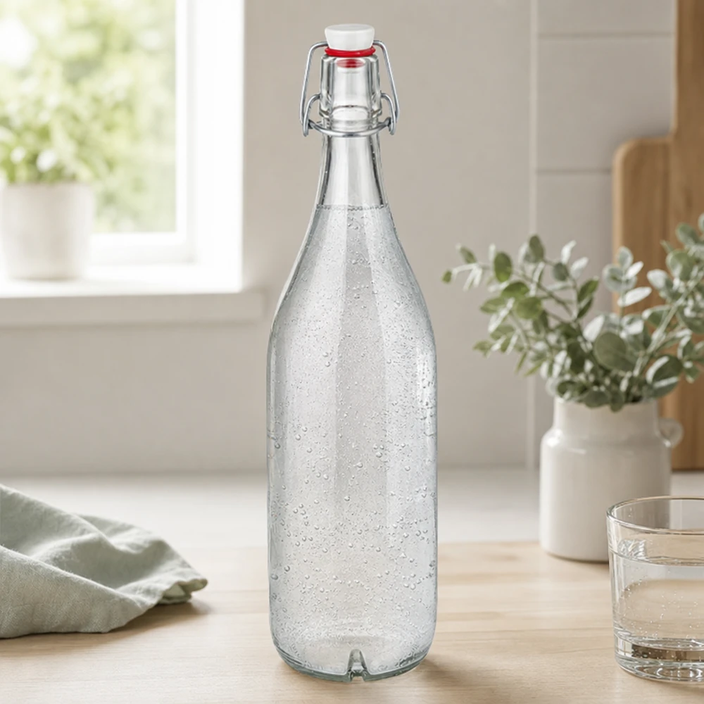 1000ml Glasflasche mit Bügelverschluss gefüllt mit Sprudelwasser auf Holztisch in moderner Küche