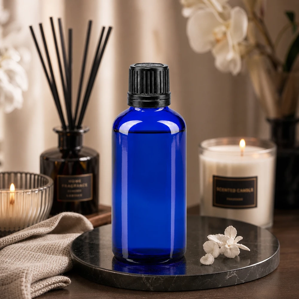 Apothekenflasche blau 50ml Schraubverschluss schwarz Giessring Originalitätsverschluss Blaue 50ml Apothekerflasche aus kobaltblauem Glas mit geripptem OV-Deckel in Spa-Ambiente
