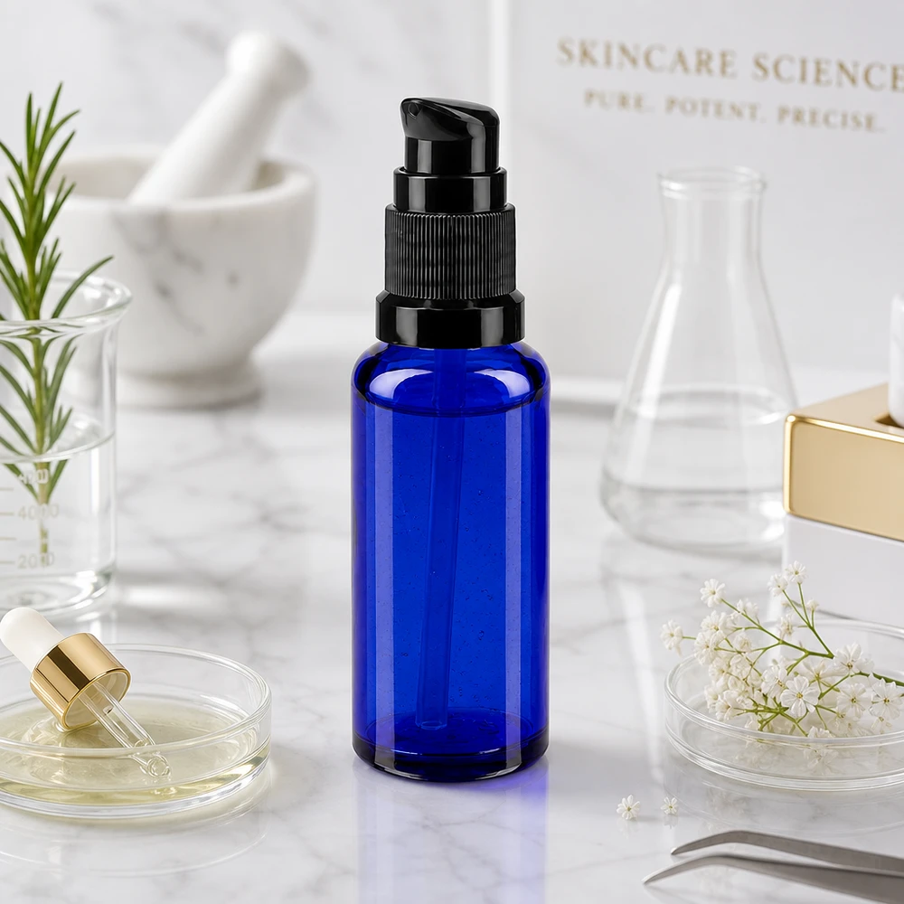 Blaue 30ml Glasflasche mit STD Schwarzpumpe zwischen Erlenmeyerkolben und Mörser