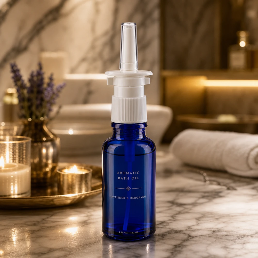 Blaue Apothekerglasflacon 20ml mit transparenter Nasenapplikator-Düse in elegantem Wellness-Setting