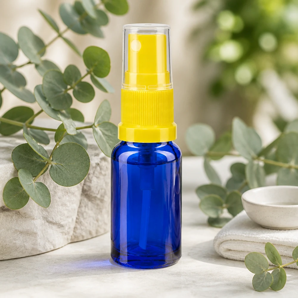 Kleine Glassprayflasche 30ml in Blau mit gelbem Pumpkopf für Kosmetik und Pharmazie