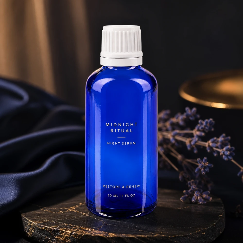 Apothekenflasche blau 50ml Schraubverschluss weiß Originalitätsverschluss Kobaltblaue Apothekerflasche mit OV-Schraubverschluss neben getrockneten Lavendelblüten