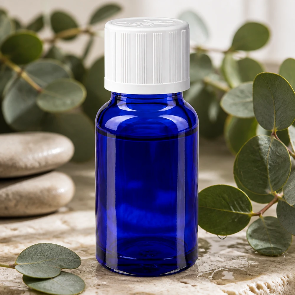 Apothekenflasche blau 10ml Schraubverschluss weiß Kindersicherung Standard Kleine blaue Glasflasche 10ml mit Schnappverschluss weiß auf Naturstein mit grünen Blättern