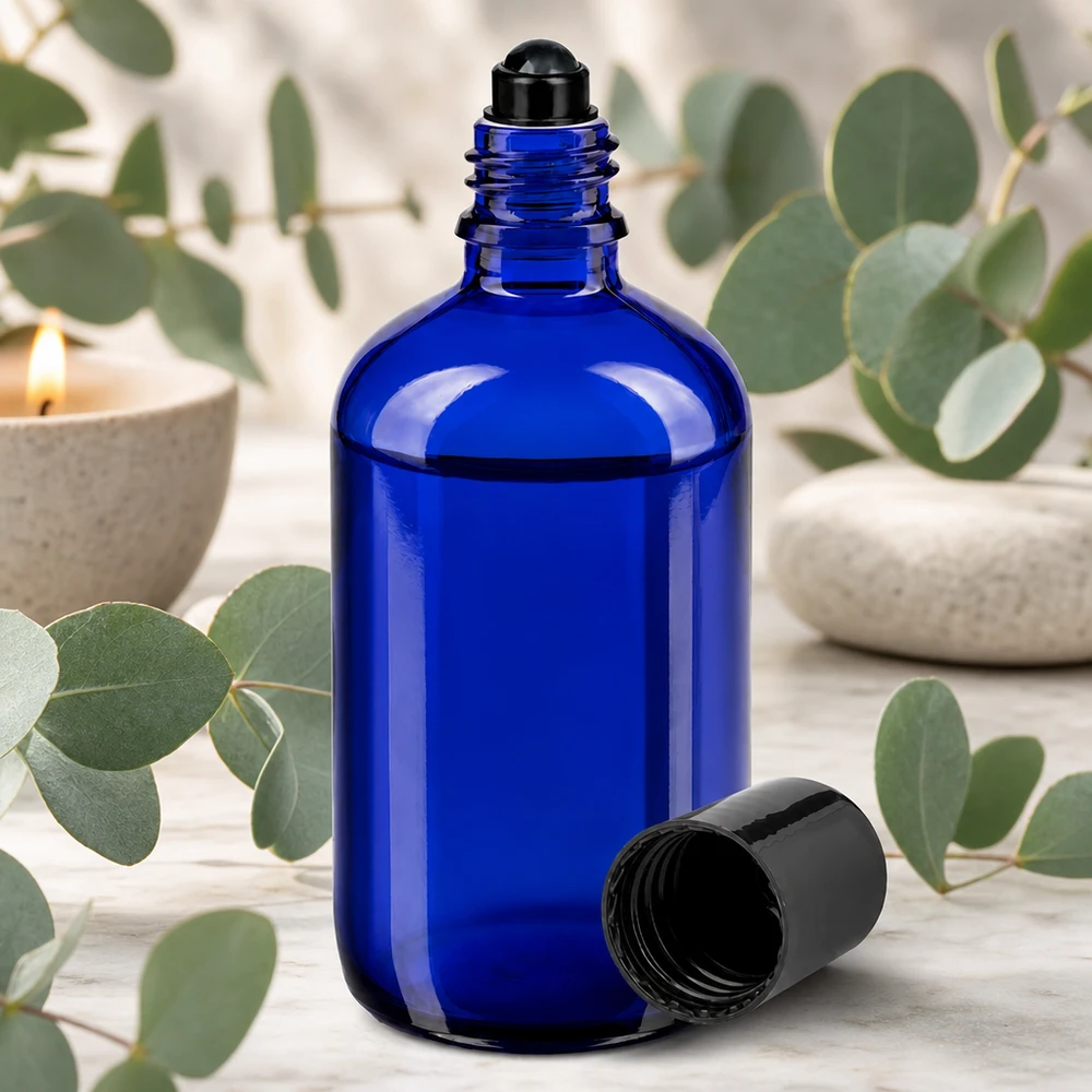 100ml blaue Apothekerglasflasche mit Roll-On Verschluss vor entspannender Wellness-Dekoration