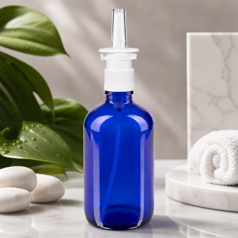 Apothekenflasche blau 100ml Nasenzerstäuber weiß Standard 100ml blaue Apothekerflasche mit weißem Nasensprühkopf und klarer Düse im Spa-Ambiente