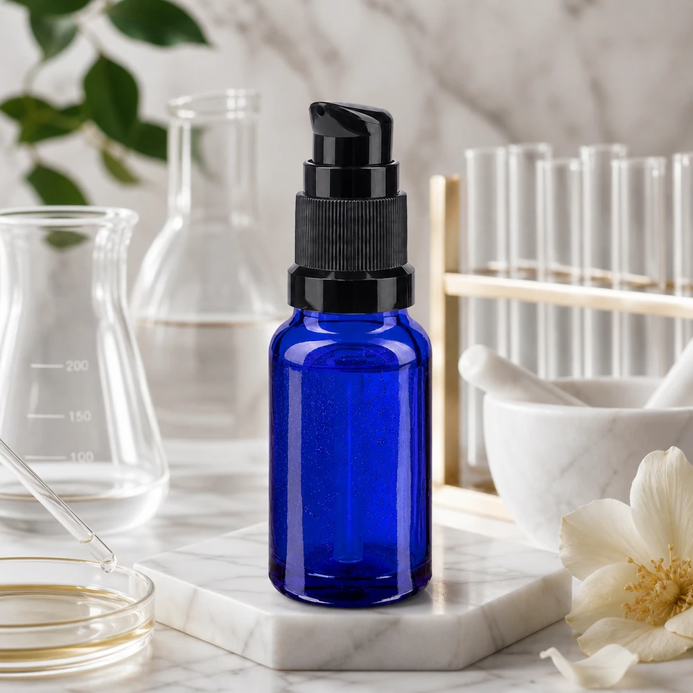 Apothekenflasche blau 10ml PumpVerschluss schwarz Standard Kobaltblaue Miniaturflasche 10ml mit Pumpverschluss auf Marmor zwischen Laborutensilien