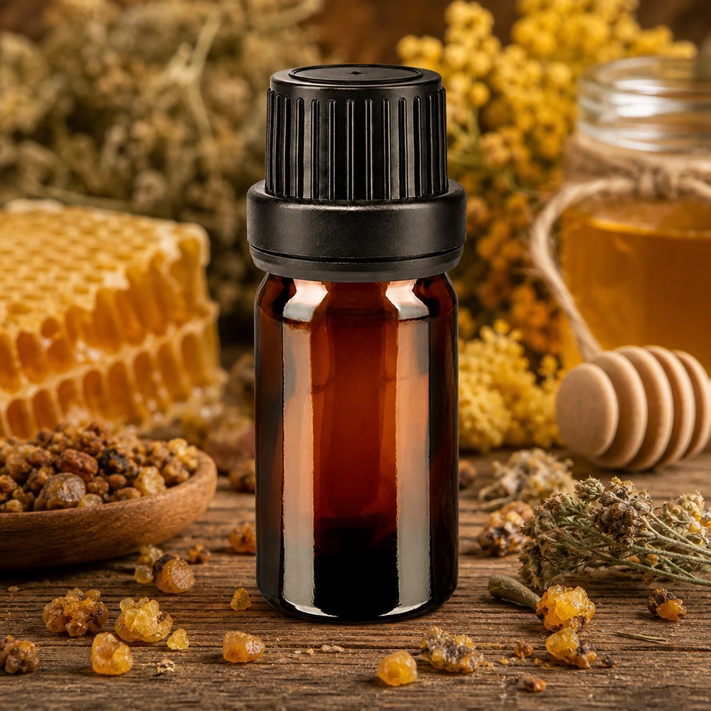 Braunglas Flasche 5ml mit OV-Verschluss schwarz neben Honigwabe und natürlichen Heilkräutern