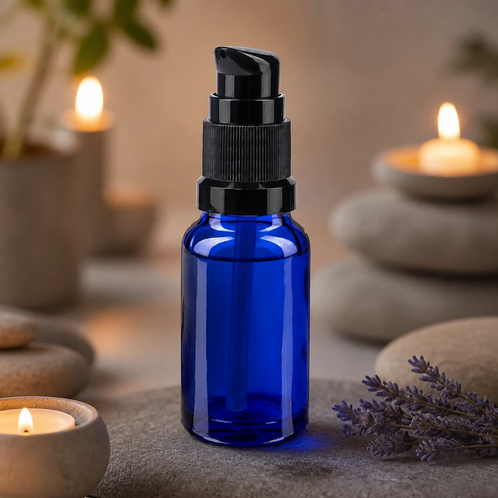 Apothekenflasche blau 10ml PumpVerschluss schwarz Standard Kobaltblaue Pumpflasche 10ml STD schwarz im Wellness-Setting mit Spa-Steinen