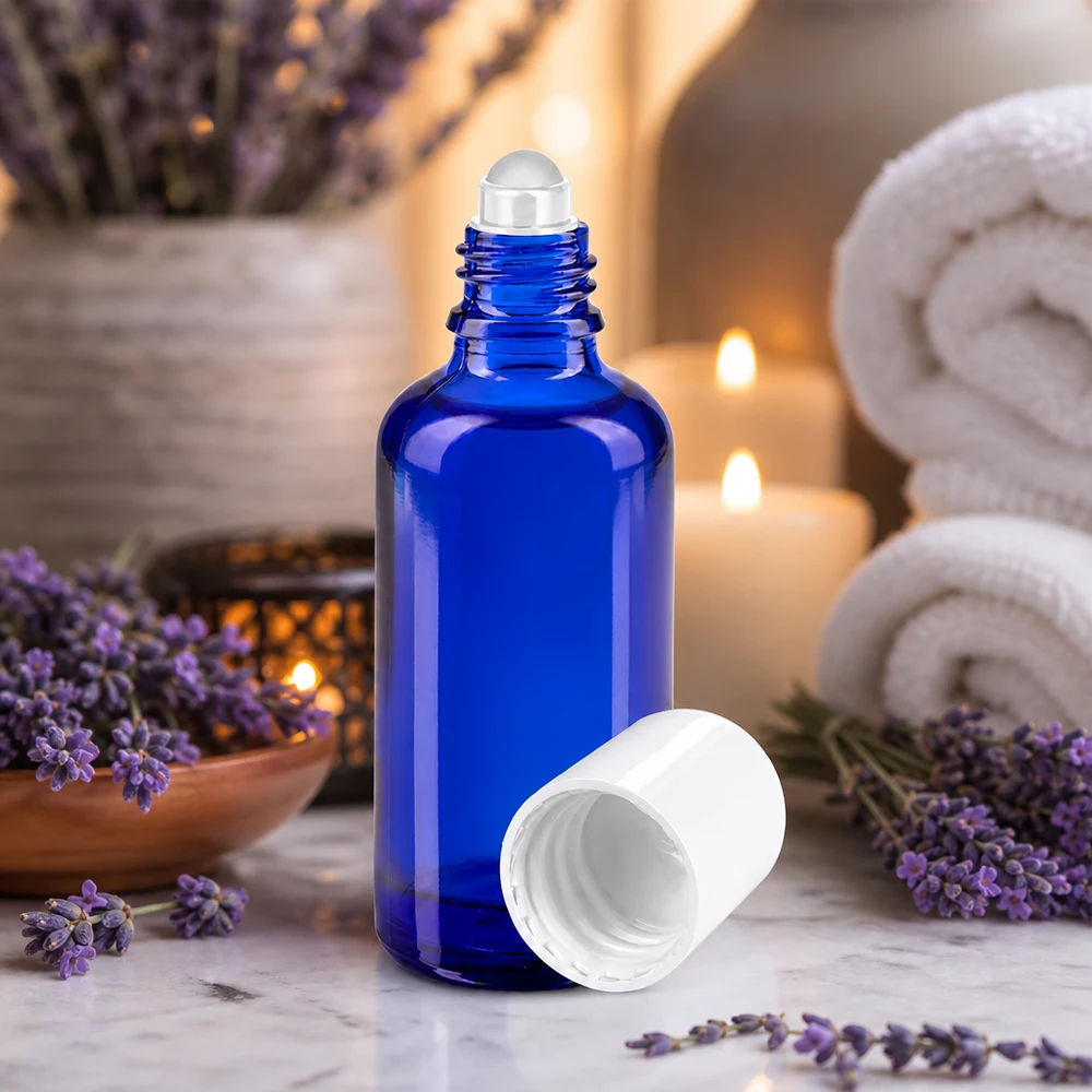 Blauer 50ml Glasroller in Apothekenqualität mit Rollapplikator vor Lavendeldeko und Kerzen